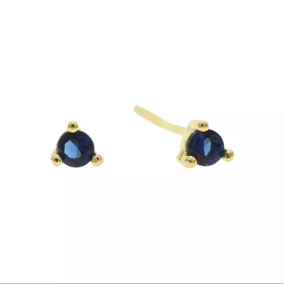 GOLD PLATED STERLING 3 PRONG SAPPHIRE BLUE COLORED STUD EARRING TINY MINIMALIST - Picture 2 of 4